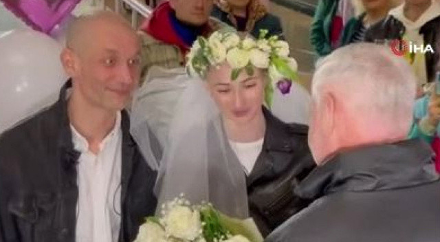 Harkov’da sığınak olan metro istasyonunda evlendiler görseli