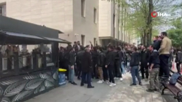 İstanbul Üniversitesi'nde karşıt görüşlü öğrenciler birbirine girdi görseli