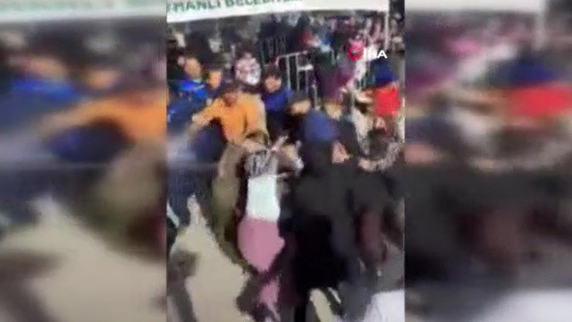 Kadınların sıra kavgası! Saç saça birbirlerine girdiler görseli
