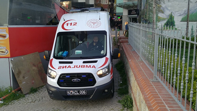 Kocaeli'nde bir genç kendisini kovalayan 3 kişi tarafından bıçaklandı görseli