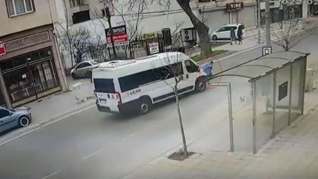Köpeklerden kaçan çocuğa minibüs çarptı, o anlar kameralara da yansıdı görseli