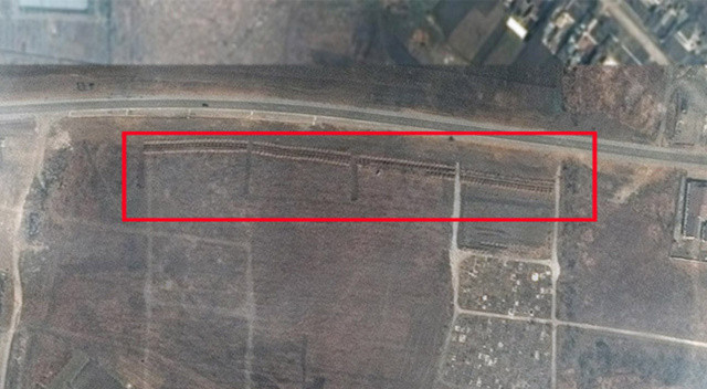 Mariupol’de toplu mezarların uydu görüntüleri yayınlandı: Cesetleri getirmek için çöp kamyonları kullanıyorlar görseli