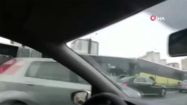Metrobüsler kafa kafaya çarpıştı, olay yerinden görüntüler var görseli