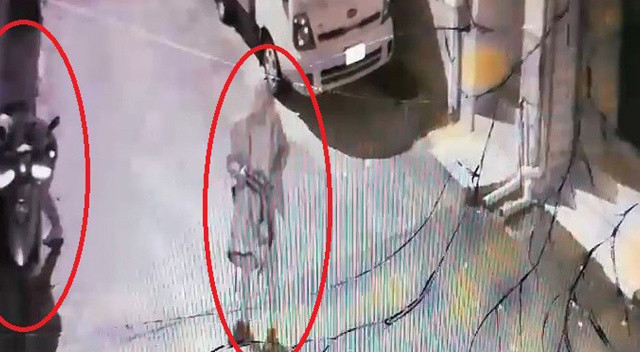 Motosiklet çalmak isteyen hırsızı balkondan tabak atarak engelledi görseli