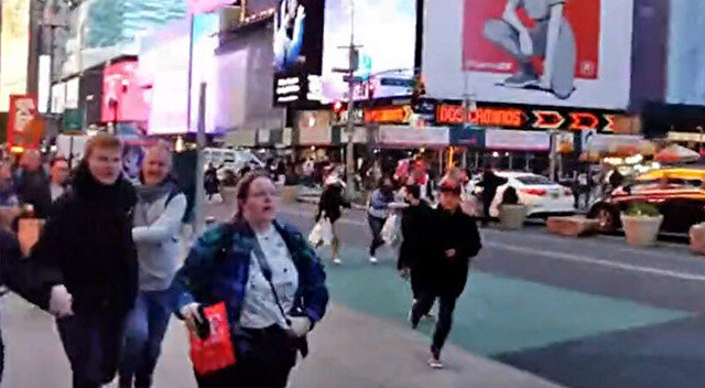 New York'ta bomba gibi patlama! Times Meydanı'nda insanlar panik içerisinde kaçtı görseli