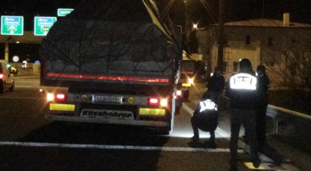 Oğlunun kullandığı tırın altında kalarak hayatını kaybetti görseli