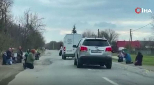 Ölen Ukraynalı askere diz çökerek veda ettiler görseli