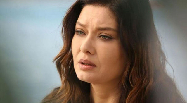 Sahnede korkutan anlar: Nurgül Yeşilçay, sahnede bayıldı görseli