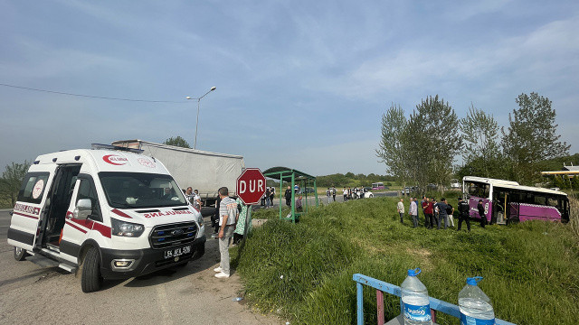Sakarya'da kamyon otobüsle çarpıştı, çok sayıda yaralı var görseli