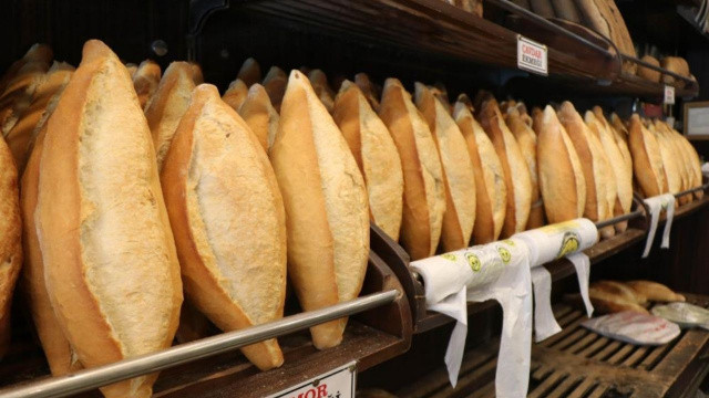 Samsun'da vatandaşlar yapılan ekmek zammına tepkili görseli