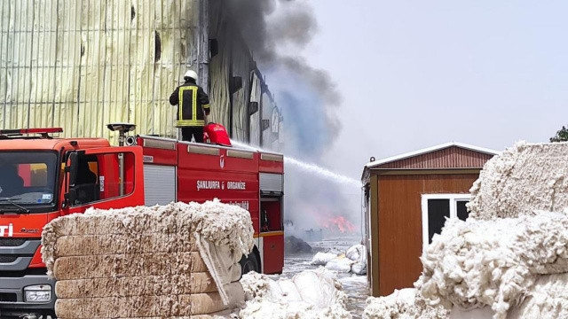 Şanlıurfa'da tekstil fabrikasında yangın: Çok sayıda itfaiye sevk edildi görseli