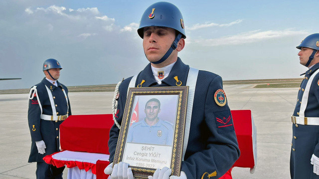 Şehit infaz memurunun oğluyla çekilen son görüntüleri yürek dağladı görseli