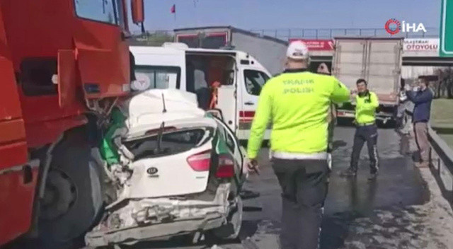 TEM Bahçeşehir'de zincirleme kaza: 2'si ağır 6 yaralı görseli