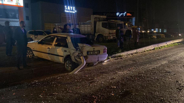 TIR, otomobilleri biçti: Yaralılar var görseli