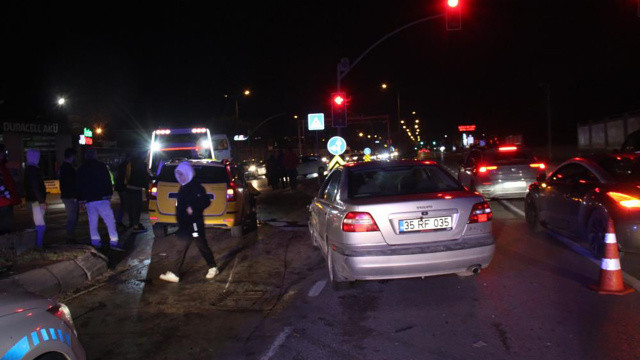 Trafik ışıklarında zincirleme kaza oldu, yaralılar var görseli