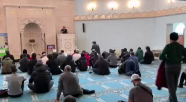 Ukrayna'da savaşın gölgesinde Ramazan'ın ilk cuma namazı kılındı görseli