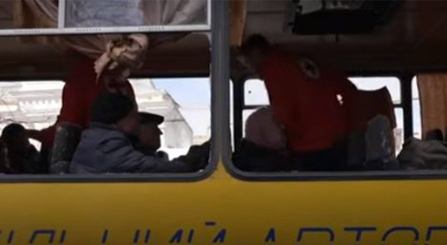 Ukrayna'da tahliye otobüsüne saldırı! Ölü ve yaralılar var görseli