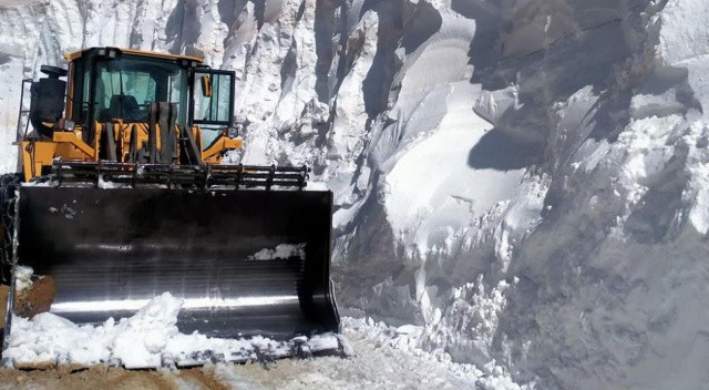 Yaz mevsimine 1 ay kala Hakkari'de 8 metre karla mücadele görseli