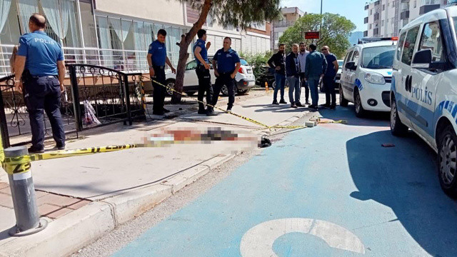 61 yaşındaki kadın eşi tarafından sokak ortasında bıçaklandı! görseli