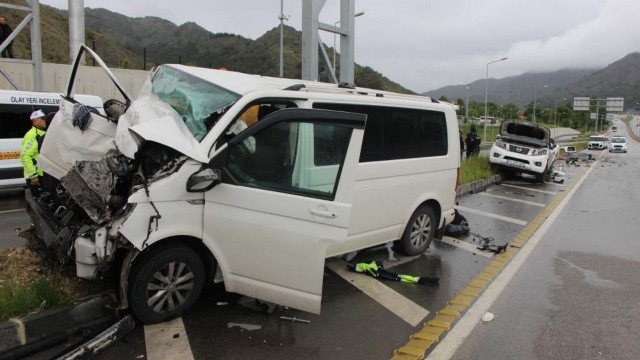 Amasya'da feci kaza! Minibüs pikaba çarptı: 2 ölü 6 yaralı görseli