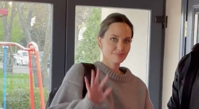Angelina Jolie’den sürpriz ziyaret: Savaş sirenleri çalınca güvenli yere koştu! görseli