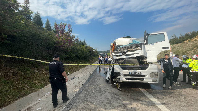 Hafriyat kamyonu yolcu otobüsüne çarptı: Ölü ve yaralılar var görseli