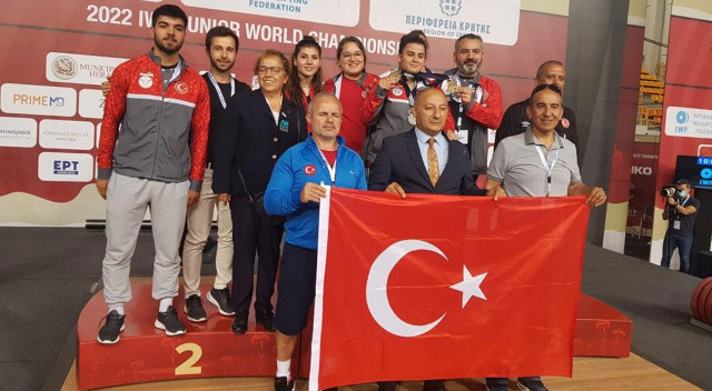 Dilara Narin'den Dünya Gençler Halter Şampiyonası 2 altın 1 gümüş madalya görseli
