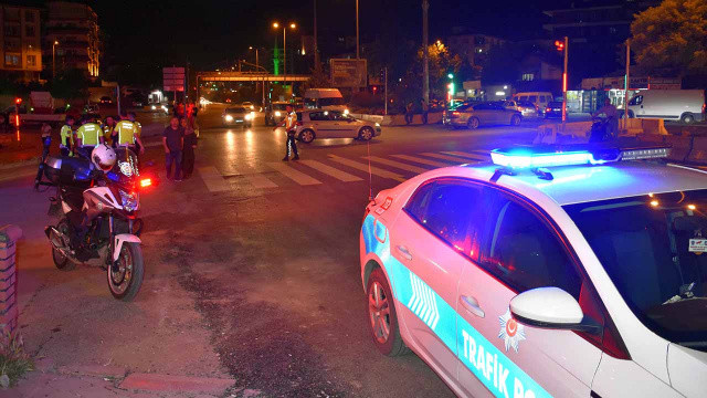 Ehliyetsiz sürücü polisleri yaraladı! görseli