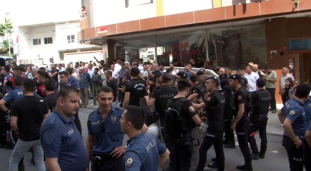 Esenyurt'ta yol kapatıp düğün yaptılar, uyaran polislere saldırdılar görseli