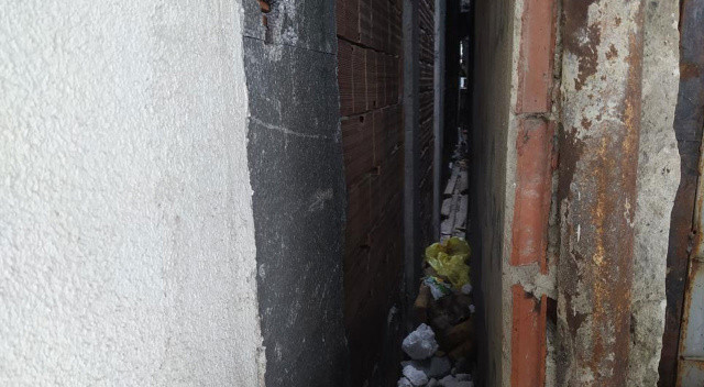 Hırsızlık yapmak istedi, apartman boşluğuna düşünce itfaiye kurtardı görseli