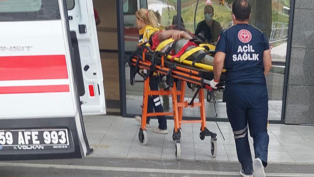 İnanılmaz kurtuluş! Üzerine 1 tonluk cisim düşen işçi yaralandı görseli