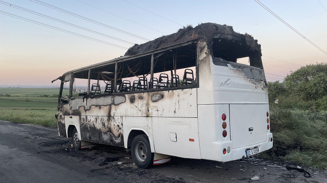 İşçileri taşıyan minibüs cayır cayır yandı, şoförün dikkati faciayı önledi görseli