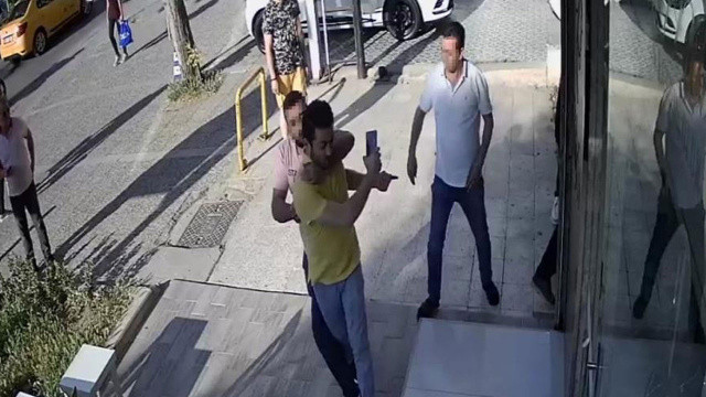 İzmir'de klinik önünde dehşet! 5 kişi birden doktora saldırdı görseli