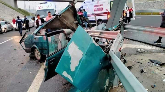 İzmir'de kontrolden çıkan araç refüje çarptı, 2 ölü 3 de yaralı var görseli