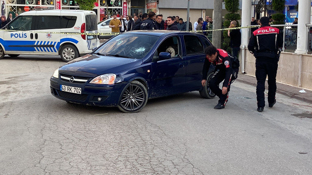 Kaza yaptı, kendisini uyaranları kurşuna dizdi görseli