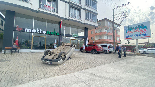 Kepçeyle korku saçtı! Seyir halindeki aracı ters çevirip kaçtı görseli