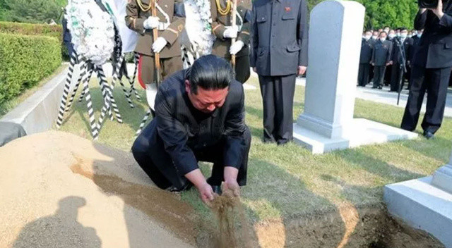 Kuzey Kore lideri Kim Joung-un’u ağlatan ölüm: Gözyaşlarıyla toprak attı görseli