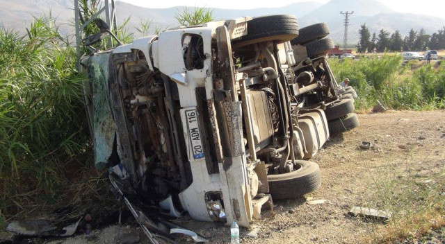 Mersin’de öğrenci servisi ile tır çarpıştı: Çok sayıda yaralı var görseli
