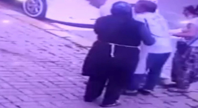 Pastane sahibinin ‘Heimlich’ manevrası hayat kurtardı: Müşteri ölümden döndü görseli