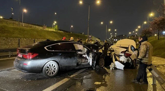 Pendik'te kazaya müdahale eden itfaiye aracına otomobil çarptı: 5 yaralı görseli