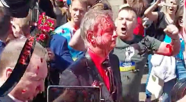 Rusya'nın Varşova Büyükelçisi’ne kırmızı boyalı protesto görseli