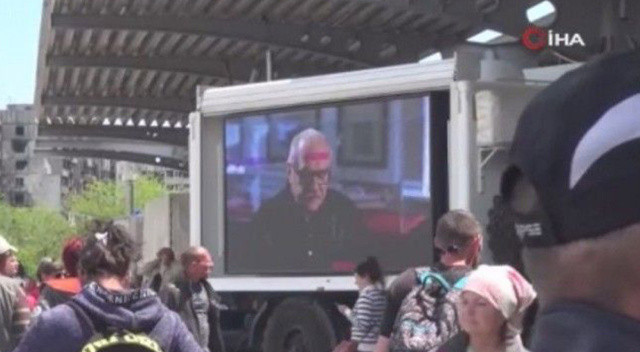 Rusya Ukraynalıları ikna etmek için türlü yöntemler deniyor: Şehir merkezlerinde mobil ekranlı propaganda görseli