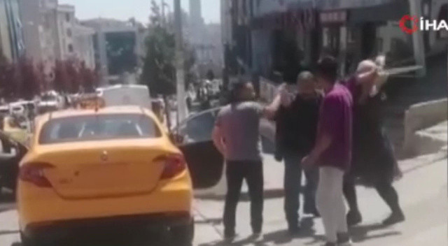 Taksimetre ücretine itiraz eden kadın ortalığı birbirine kattı görseli