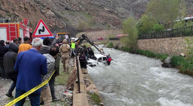 Van'da dehşet kaza! Kamyonet dereye uçtu: Ölü ve yaralılar var görseli