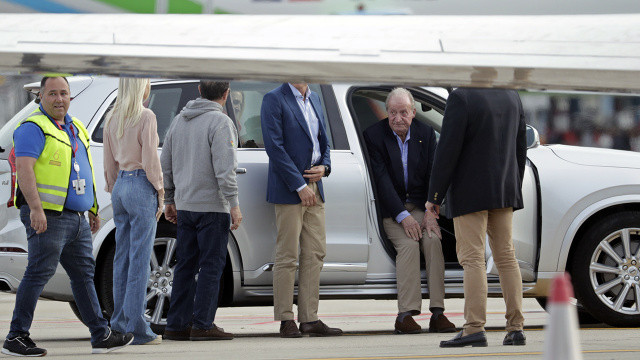 Yolsuzlukla suçlanan eski Kral Carlos İspanya'ya döndü görseli