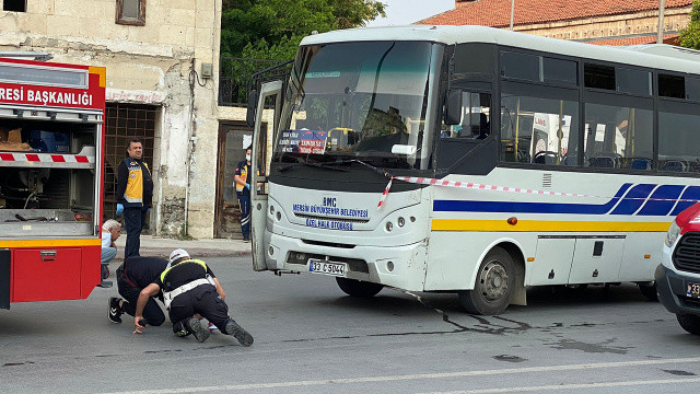 Yolun karşısına geçmek isteyen kadın, otobüsün altında kaldı görseli