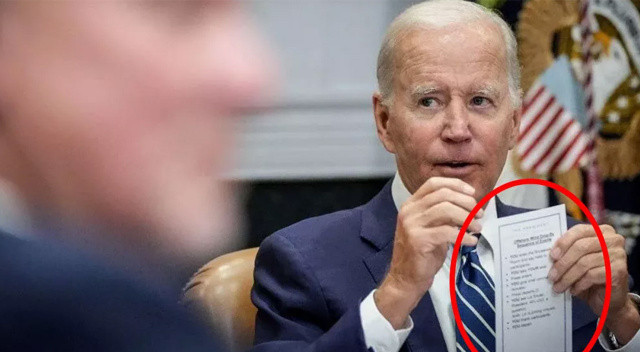 ABD Başkanı Biden talimat listesiyle yakalandı görseli