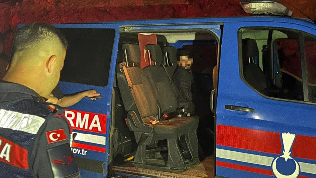 Antalya'da bir kişi ormanı yakarken yakalandı! görseli