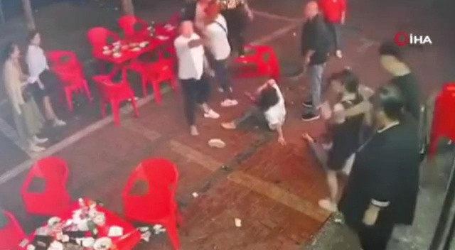 Çin’de akılalmaz olay! Yemek yiyen 3 kadın 9 kişi tarafından tekme tokat dövüldü görseli