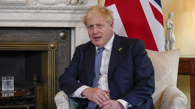 İngiltere Başbakanı Johnson koltuğunu korumayı başardı görseli